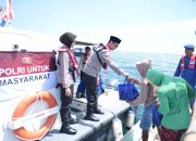 Pimpin Patroli Laut, Kapolres Situbondo Berbagi Bansos Ramadhan untuk Nelayan.