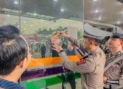 “Mudik Aman, Keluarga Nyaman”: Polres Jember Pasang Stiker dan Papan Imbauan.