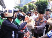 Masyarakat Antusias Saat Kapolri Turun Langsung Berbagi Takjil.