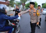 Berbagi Takjil Polres Ngawi Sosialisasikan Hotline 110 untuk Mudik Aman.