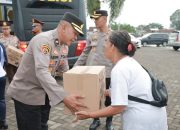 Sebagai Tanda Silaturahmi, Tak Ketinggalan Sopir Angkutan dan Pedagang Asongan Mendapatkan Tali Asih dari Kapolres Jember.