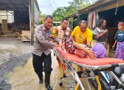 Bhabinkamtibmas Desa Cipayung Evakuasi Lansia yang terdampak Banjir Akibat Luapan Kali Cibeet