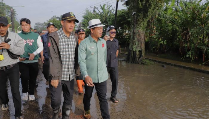 Bupati Kab.Bandung Tinjau Bencana Banjir Cidawolong