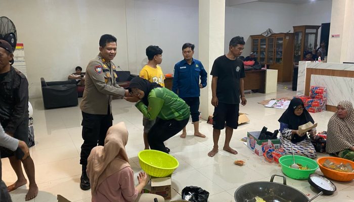 Kapolsek Cikarang Timur Pantau Warga Terdampak Banjir Akibat Luapan Kali Cibeet di Desa Cipayung.