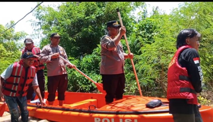 Kapolsek Pebayuran Lakukan Monitoring Warga Terdampak Banjir Akibat Luapan Sungai Citarum