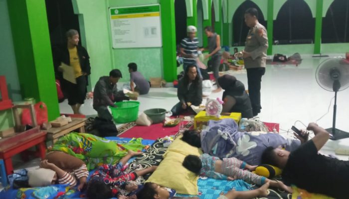 “Tanggap Darurat” Terdampak Banjir Polsek Kedung Waringin Gencarkan Patroli Malam Temui Para Pengungsi.