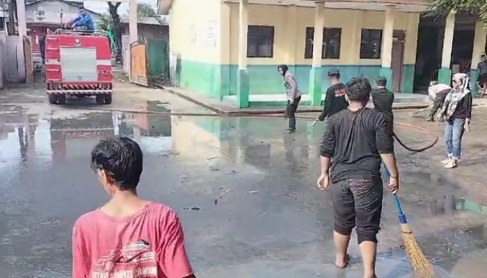 Peduli Pendidikan Kapolsek Kedung Waringin Bersihkan SDN Bojongsari 02 Dari Lumpur Pasca Banjir