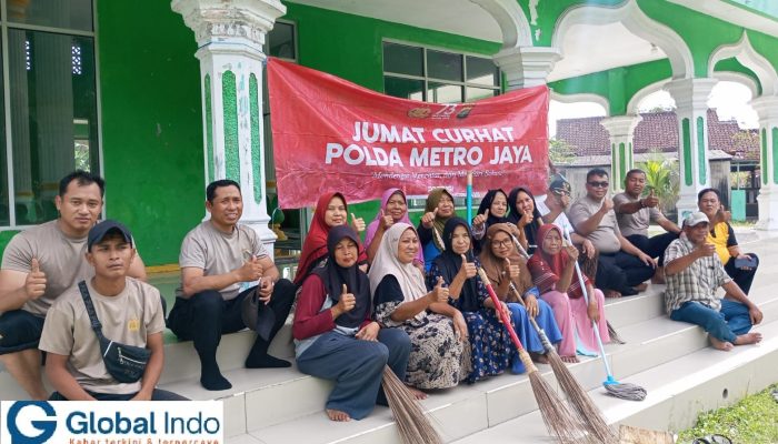 Peduli Tempat Ibadah Polsek Pebayuran Korve Bersih-Bersih Masjid