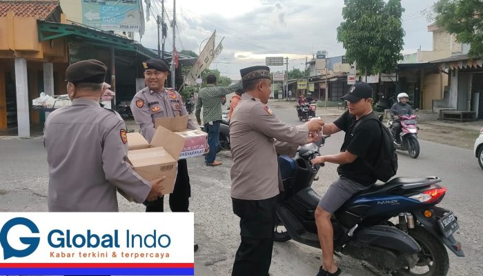Tebar Kebaikan, Polsek Cikarang Timur Berbagi Takjil Kepada Para Pengguna Jalan