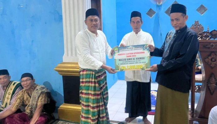 Kades Labansari Berikan Bantuan Operasional Dalam Safari Ramadhan “Tarling” di Masjid Nurul Hikmah