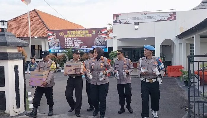 Masih Dalam Suasana Ramadhan Jajaran Polsek Kedung Waringin Bagikan Takjil Kepada Para Pengguna Jalan dan Masyarakat.