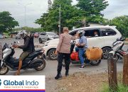 Polsek Cikarang Timur Berbagi Takjil Jelang Berbuka Puasa Kepada Masyarakat Pengguna Jalan