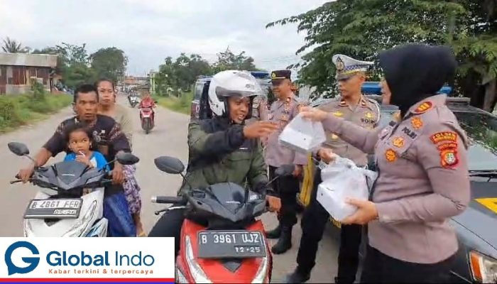 Polsek Kedung Waringin Kembali Berbagi Takjil Kepada Warga di Perlintasan Kereta Api Stasiun Kedung Gede.
