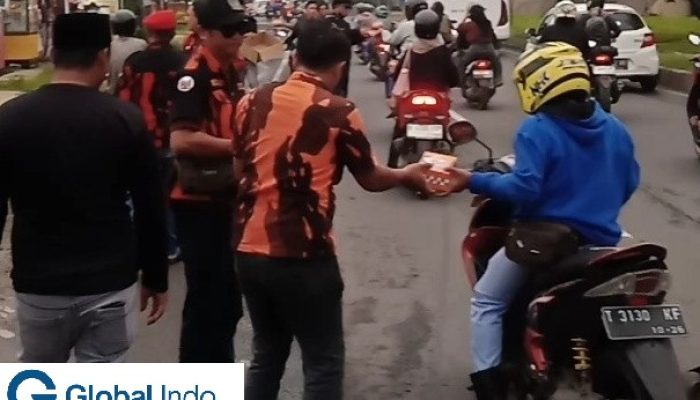 Pemuda Pancasila Cikarang Timur Tepis Isu ‘Pungli’ Dengan Berbagi 350 Paket Takjil di Jalur Pantura