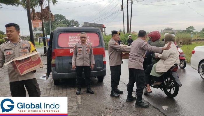 Jelang Berbuka Puasa Polsek Cikarang Timur Kembali Bagikan Takjil Kepada Para Pengendara.