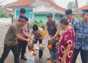 Polsek Kawasan Pelabuhan Gilimanuk Bagikan Takjil Kepada Warga Lingkungan Asri Barat Gilimanuk