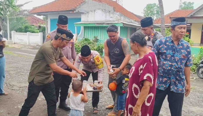 Polsek Kawasan Pelabuhan Gilimanuk Bagikan Takjil Kepada Warga Lingkungan Asri Barat Gilimanuk