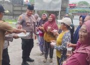 Polsek Kawasan Pelabuhan Gilimanuk Gelar Bagi Bagi Takjil di Bulan Ramadhan Kepada Warga