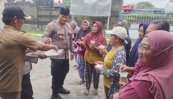 Polsek Kawasan Pelabuhan Gilimanuk Gelar Bagi Bagi Takjil di Bulan Ramadhan Kepada Warga