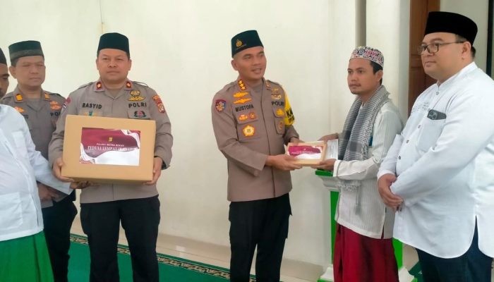 Dampingi Kapolres Metro Bekasi Kapolsek Cikarang Timur Kunjungi Mesjid Sidogiri