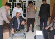Bakti Kesehatan, Kapolres Metro Bekasi Serahkan Bantuan Kursi Roda di Desa Jatireja