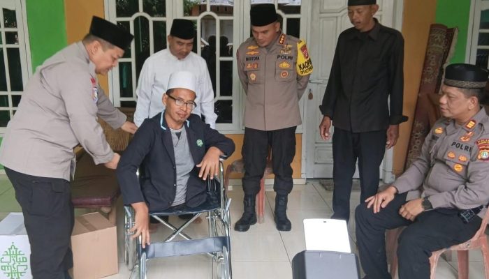 Bakti Kesehatan, Kapolres Metro Bekasi Serahkan Bantuan Kursi Roda di Desa Jatireja