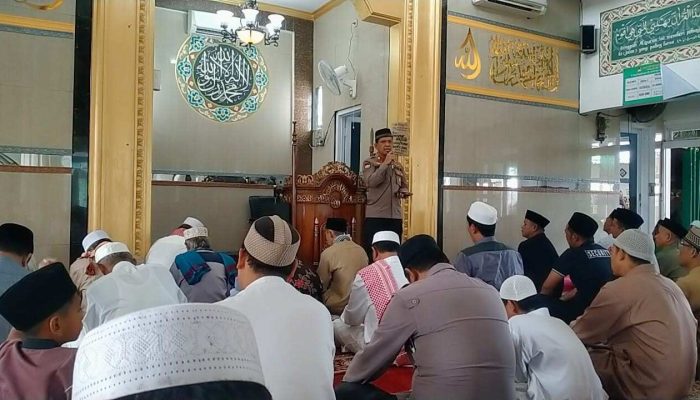 Kapolsek Cikarang Timur Berikan Himbauan Harkamtibmas Jelang Idul Fitri Saat Safari Jum’at di Kp Bugel Salam
