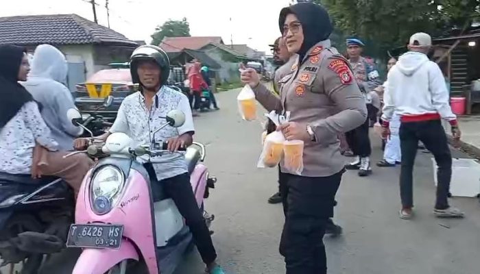 Polsek Kedung Waringin kembali Bagikan Takjil di Jalan Raya Kedung Gede