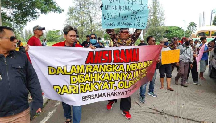 Warga Masyarakat Bekasi Menggelar Aksi Damai Dukung Revisi UU TNI