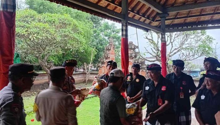 Kapolres Jembrana Bagikan Paket Beras kepada Pecalang dan Bendesa Adat Gilimanuk
