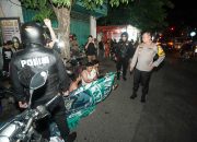 Polrestabes Surabaya Amankan Belasan Remaja Konvoi Tutup Jalan Saat Malam Takbir.