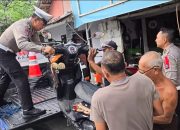 Bantu Pemudik, Polisi Angkut Motor Mogok di Jalan Raya Probolinggo.