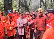 Cuaca tidak mendukung, Polisi dan Tim Evakuasi Sempat Tunda Pencarian Korban Longsor di Pacet.