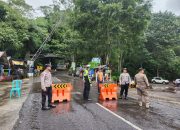 Polres Mojokerto Tutup Jalur Pacet- Cangar Selama Proses Penanganan Longsor.