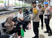 Pastikan Mudik Nyaman Kapolres Madiun Kota Pantau Keamanan di Stasiun Kereta Api.