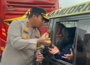 Pantau Arus Balik Lebaran di Mengkreng, Kapolres Kediri Berbagi Minuman Untuk Pengguna Jalan.