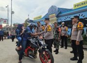 Kapolres Blitar Berbagi Helm Gratis Saat Pantau Arus Balik Lebaran 2025.