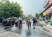 Sigap, Polisi bersama Damkar Bersihkan Tumpahan Solar di Jalan Raya Lamongan Antisipasi Kecelakaan.