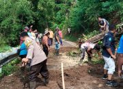 Polisi bersama TNI dan Warga Bersihkan Longsor Jalur Wisata Telaga Ngebel di Ponorogo Kembali Normal