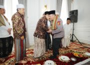 Kunjungi Buntet Pesantren Cirebon, Kapolri Silaturahmi ke Dewan Sepuh hingga Resmikan Pondok