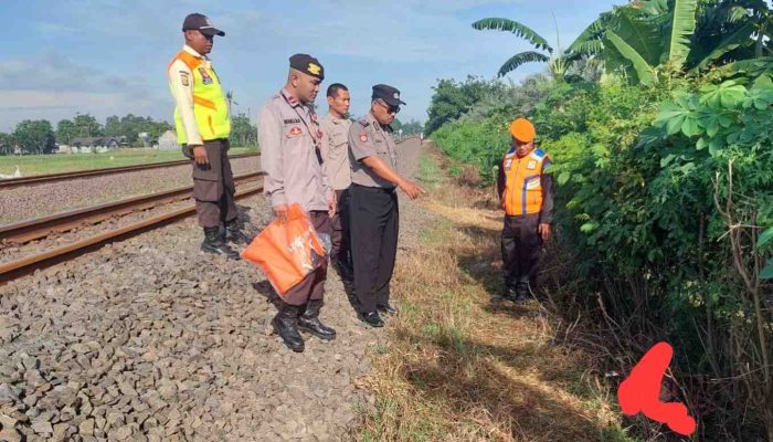 Respon Cepat Personil Polsek Cikarang Timur Evakuasi Korban Meninggal Akibat Tertabrak Kereta Api