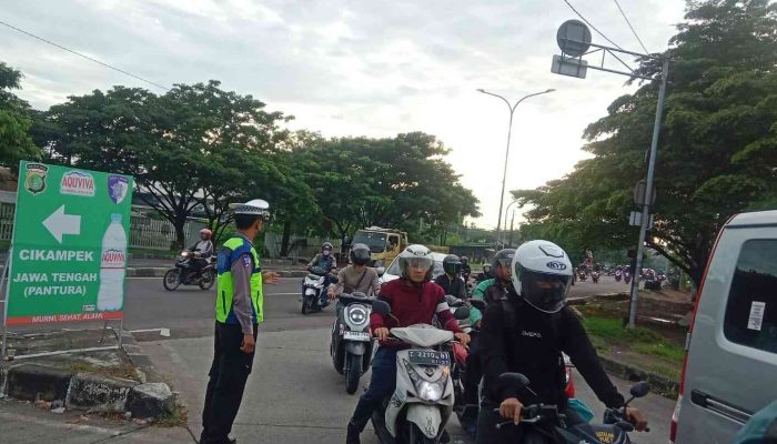 Satlantas Polsek Cikarang Timur Tampil Pagi Hari Dengan Gatur Lantas Pastikan Kelancaran Lalu Lintas.