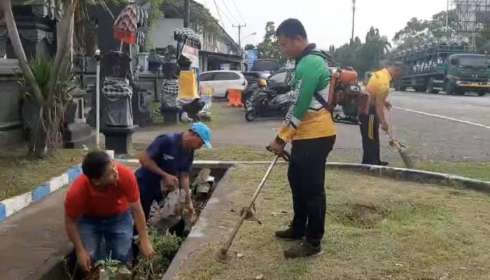Kegiatan Rutin Polsek Kawasan Pelabuhan Gilimanuk Menggelar Kebersihan di Lingkungan Mapolsek