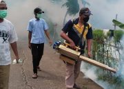 Antisipasi Penyebaran DBD Pemdes Tanjungbaru Bersama Puskesmas Wilayah Cipayung Laksanakan Fogging