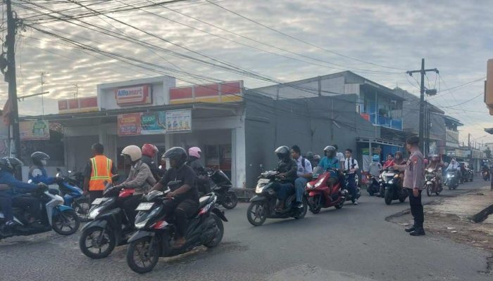 Demi Pelayanan Terhadap Masyarakat Polsek Cikarang Timur Lakukan Pengaturan Lalu Lintas Pagi Hari.