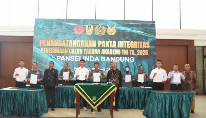 Irdam III Siliwangi Pimpin Penandatanganan Pakta Integritas Calon Taruna Akademi TNI 2025 di Bandung