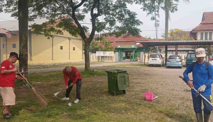 Apresiasi Datang Dari Camat Cikarang Timur Atas Inisiatiif Kasi MP Bersihkan Lingkungan Kantor