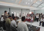 Polsek Sukatani Kawal Pendistribusian Program Bekasi cerdas oleh BAZNAS kabupaten Bekasi