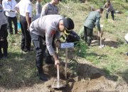Peduli Lingkungan, Polres Blitar Kota Bersama Forkopimda Tanam Pohon di Area Bekas Tambang*