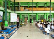 Polres Gresik Gelar Road Safety dan Coaching Clinic di Ponpes, Edukasi Santri Tertib Lalu Lintas